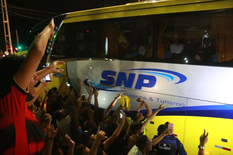 Torcida dá o último adeus aos jogadores. Foto: Paullo Allmeida/Folha de Pernambuco