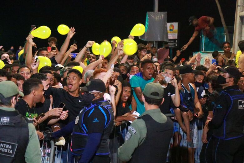 Torcida lotou a frente do hotel onde a Seleção estava concentrada no Recife. Foto: Paullo Allmeida/Folha de Pernambuco