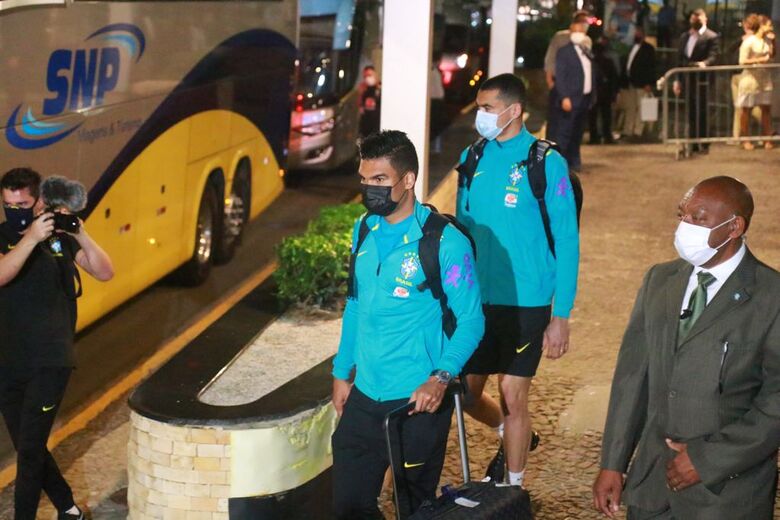 Momento que Casemiro e Santos deixam o hotel. Foto: Paullo Allmeida/Folha de Pernambuco