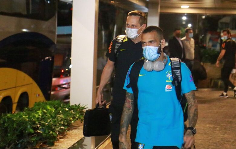 Daniel Alves foi bastante saudado pelos presentes. Foto: Paullo Allmeida/Folha de Pernambuco