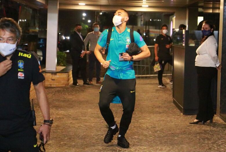 Matheus Cunha deixou o hotel dançando e brincando com os torcedores. Foto: Paullo Allmeida/Folha de Pernambuco