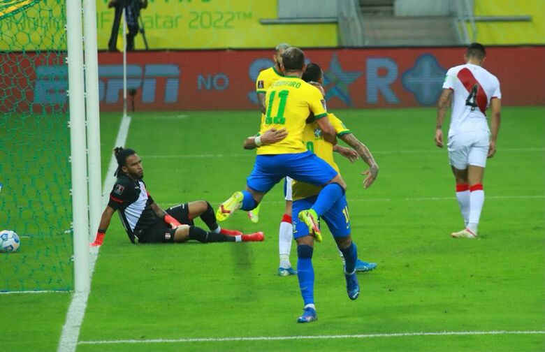 Atletas comemoram gol de Neymar. Foto: Paullo Allmeida/Folha de Pernambuco
