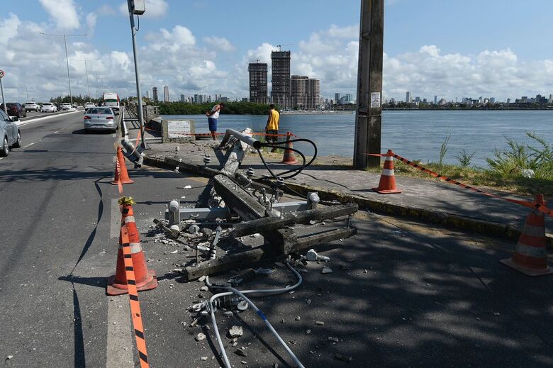 Colisão da ambulância com poste deixou quatro feridos no Recife (Foto: Rafael Furtado/Folha de Pernambuco)