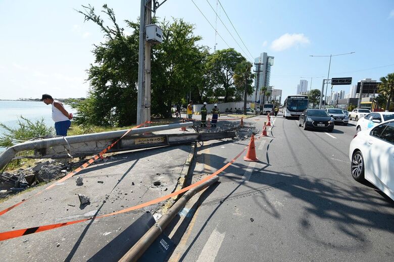 Colisão da ambulância com poste deixou quatro feridos no Recife (Foto: Rafael Furtado/Folha de Pernambuco)