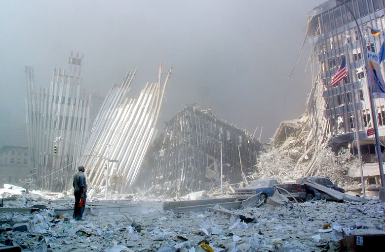 Em 11 de setembro de 2001, homem grita diante dos escombros perguntando se alguém precisa de ajuda, após o colapso do primeiro dos gêmeos torres da torre do World Trade Center em Manhattan, Nova York. Foto: Doug Kanter/AFP/arquivo