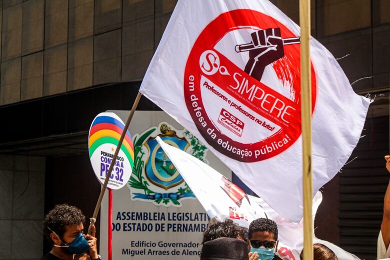 Ato no Recife do Dia Nacional de Mobilização e Luta contra a PEC 32 (Foto: Marconi Meireles/Folha de Pernambuco)