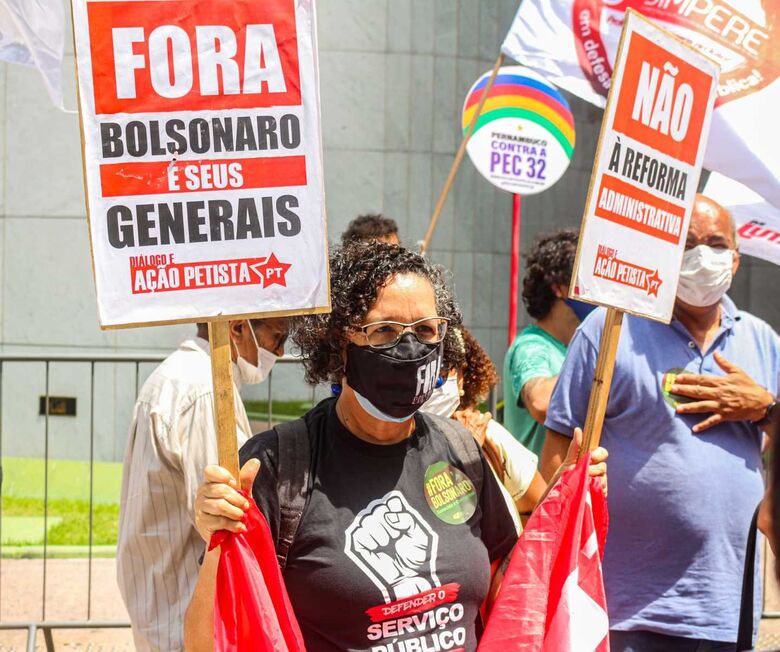 Ato no Recife do Dia Nacional de Mobilização e Luta contra a PEC 32 (Foto: Marconi Meireles/Folha de Pernambuco)