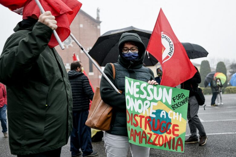 Representantes de vários partidos de esquerda, e da associação antifascista ANPI, protestaram contra a honraria ao presidente brasileiro de extrema-direita. - Foto: Pietro Cruciatti/AFP