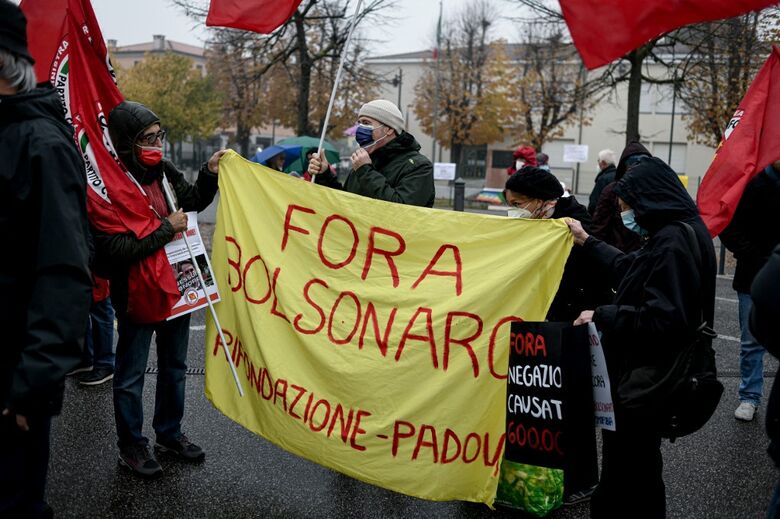 Representantes de vários partidos de esquerda, e da associação antifascista ANPI, protestaram contra a honraria ao presidente brasileiro de extrema-direita. - Foto: Pietro Cruciatti/AFP