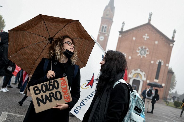 Representantes de vários partidos de esquerda, e da associação antifascista ANPI, protestaram contra a honraria ao presidente brasileiro de extrema-direita. - Foto: Pietro Cruciatti/AFP
