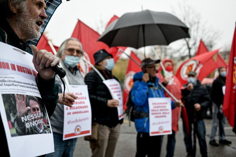 Representantes de vários partidos de esquerda, e da associação antifascista ANPI, protestaram contra a honraria ao presidente brasileiro de extrema-direita. - Foto: Pietro Cruciatti/AFP