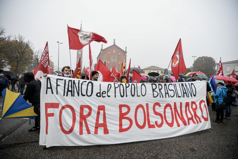 Representantes de vários partidos de esquerda, e da associação antifascista ANPI, protestaram contra a honraria ao presidente brasileiro de extrema-direita. - Foto: Pietro Cruciatti/AFP