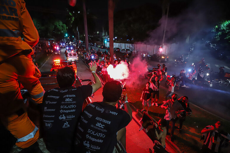 Delegação do Atlético-MG desfilando em carro aberto por Belo Horizonte. Foto: Pedro Souza/Atlético