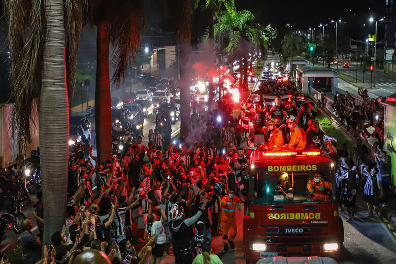 Delegação do Atlético-MG desfilando em carro aberto por Belo Horizonte. Foto: Pedro Souza/Atlético