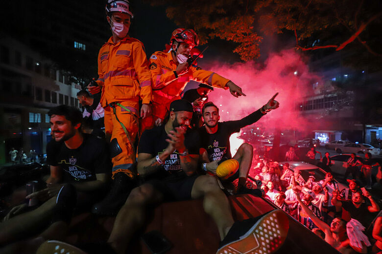 Delegação do Atlético-MG desfilando em carro aberto por Belo Horizonte. Foto: Pedro Souza/Atlético