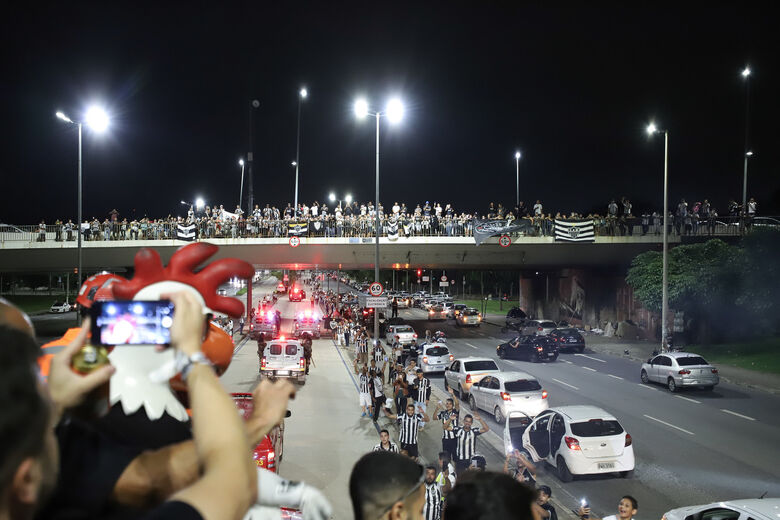 Delegação do Atlético-MG desfilando em carro aberto por Belo Horizonte. Foto: Pedro Souza/Atlético