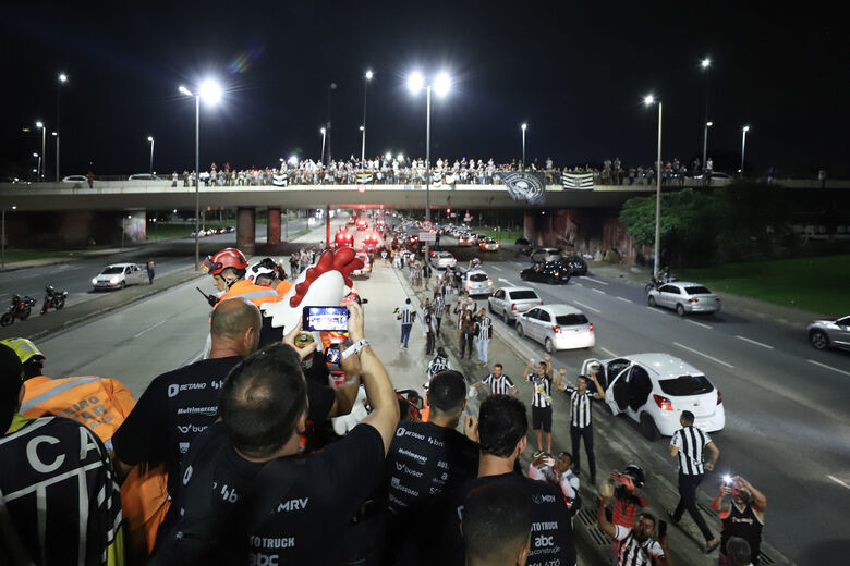 Delegação do Atlético-MG desfilando em carro aberto por Belo Horizonte. Foto: Pedro Souza/Atlético