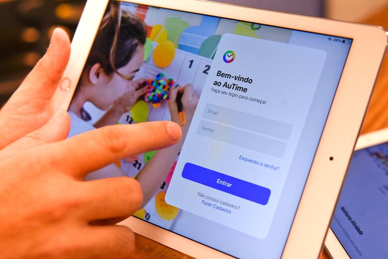 Uso do AUtime, desenvolvido pelos estudantes (Foto: Rafael Furtado/Folha de Pernambuco)