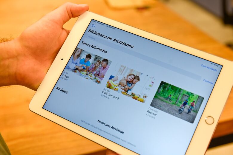 Uso do AUtime, desenvolvido pelos estudantes (Foto: Rafael Furtado/Folha de Pernambuco)