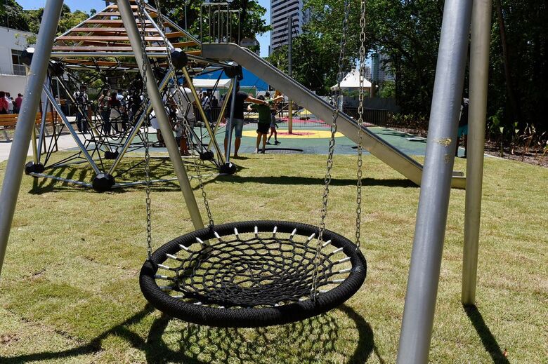 Entrega da primeira etapa do Parque das Graças, às margens do Rio Capibaribe - Foto: Rafael Furtado/Folha de Pernambuco