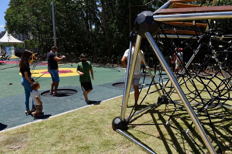 Entrega da primeira etapa do Parque das Graças, às margens do Rio Capibaribe - Foto: Rafael Furtado/Folha de Pernambuco