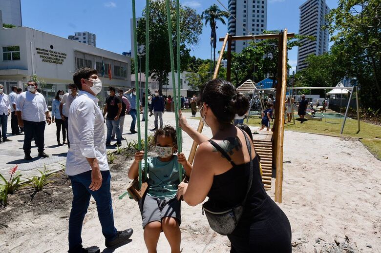 Entrega da primeira etapa do Parque das Graças, às margens do Rio Capibaribe - Foto: Rafael Furtado/Folha de Pernambuco
