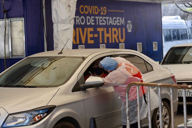 Centro de Testagem de Covid no Geraldão tem alta procura (Foto: Rafael Furtado/Folha de Pernambuco)