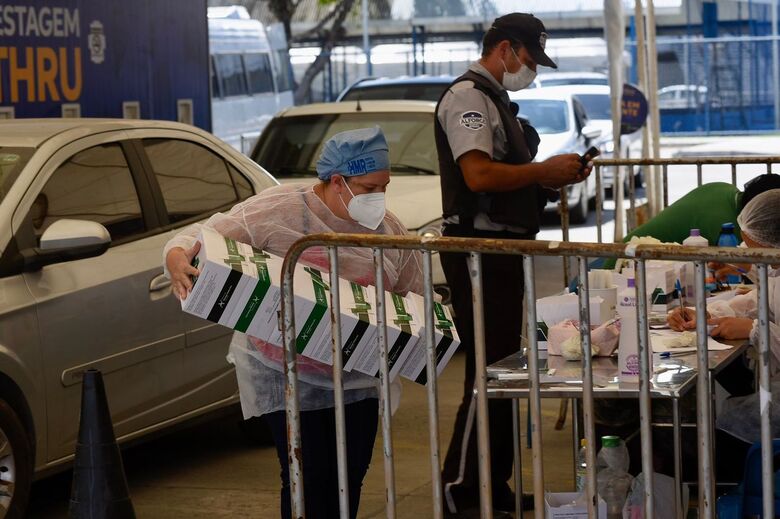 Centro de Testagem de Covid no Geraldão tem alta procura (Foto: Rafael Furtado/Folha de Pernambuco)
