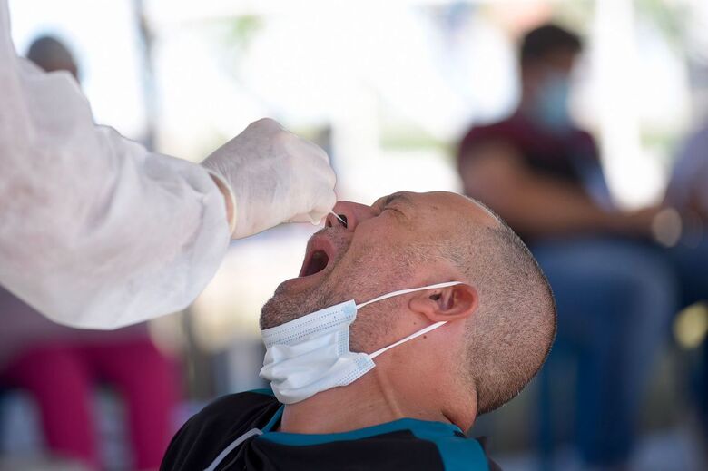 Centro de Testagem de Covid no Geraldão tem alta procura (Foto: Rafael Furtado/Folha de Pernambuco)
