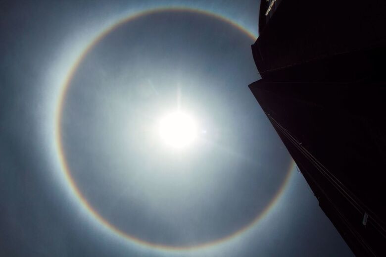 Halo solar no céu do Recife (Foto: Melissa Fernandes/Folha de Pernambuco)