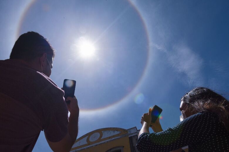 Halo solar no céu do Recife (Foto: Alfeu Tavares/Folha de Pernambuco)