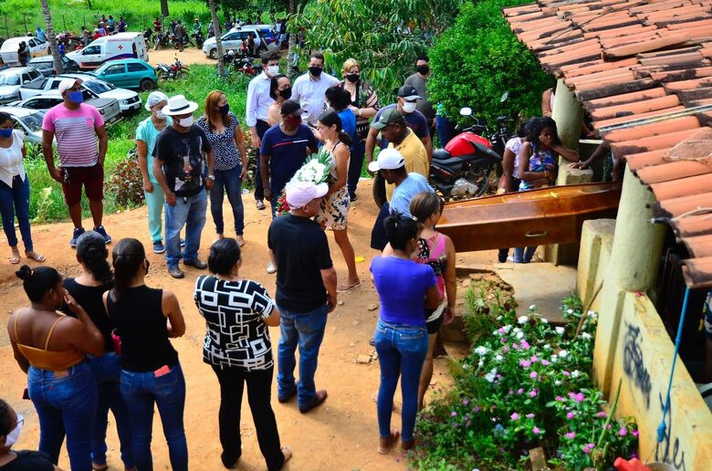 Velório e cortejo da jovem assassinada em Glória do Goitá. Foto: Arthur Mota/Folha de Pernambuco