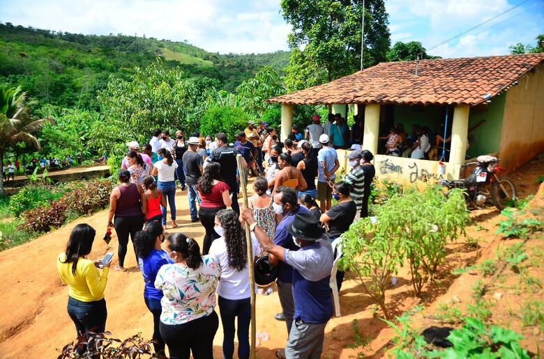 Velório e cortejo da jovem assassinada em Glória do Goitá. Foto: Arthur Mota/Folha de Pernambuco