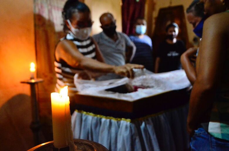 Velório e cortejo da jovem assassinada em Glória do Goitá. Foto: Arthur Mota/Folha de Pernambuco