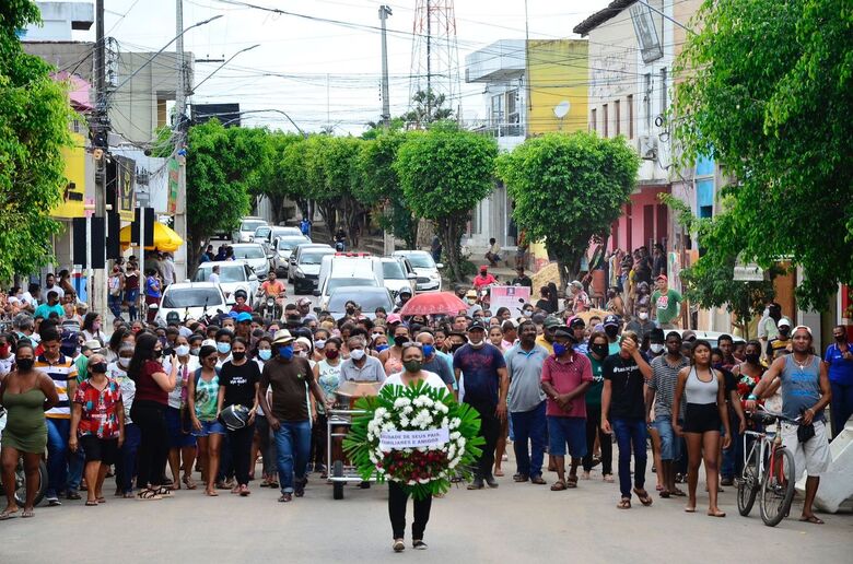 Velório e cortejo da jovem assassinada em Glória do Goitá. Foto: Arthur Mota/Folha de Pernambuco