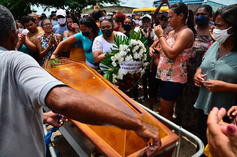 Velório e cortejo da jovem assassinada em Glória do Goitá. Foto: Arthur Mota/Folha de Pernambuco