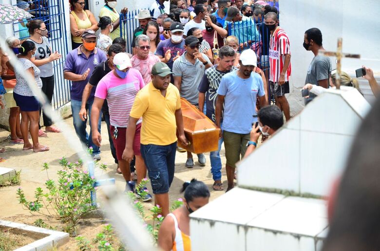 Velório e cortejo da jovem assassinada em Glória do Goitá. Foto: Arthur Mota/Folha de Pernambuco