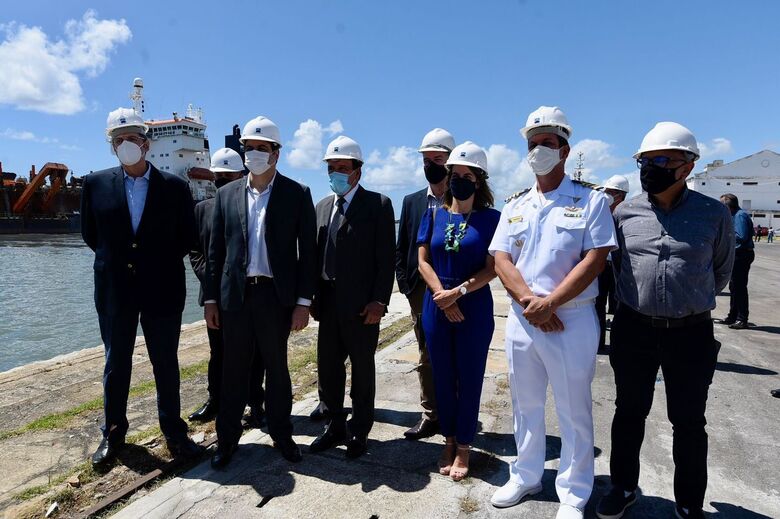 Visita do Governador de PE, o Presidente do Porto de Recife e do Presidente do Grupo EQM, Eduardo de Queiroz Monteiro, visitam a obra de dragagem do Porto do Recife. Fotos: Rafael Furtado/Folha de Pernambuco