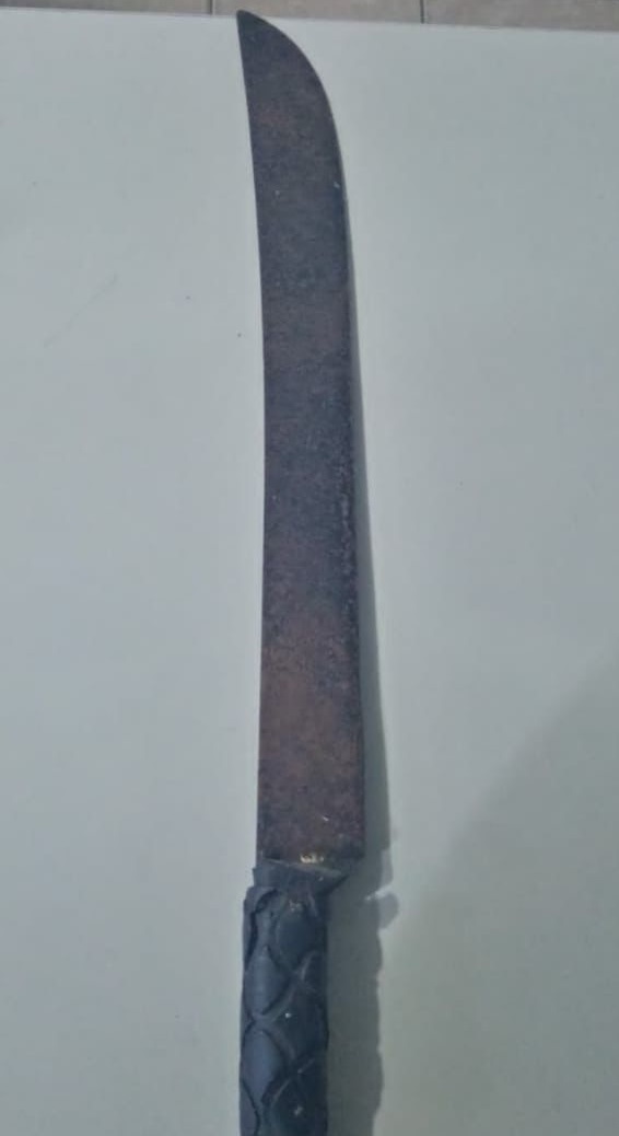 Facão encontrado com o homem durante abordagem da PM. Foto: Divulgação/PMPE