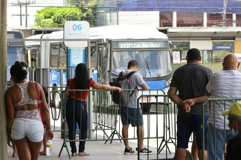 Primeiro dia do aumento das passagens de ônibus na Região Metropolitana. Na foto, passageiros no Terminal Integrado da Caxangá - Foto: Ed Machado/Folha de Pernambuco