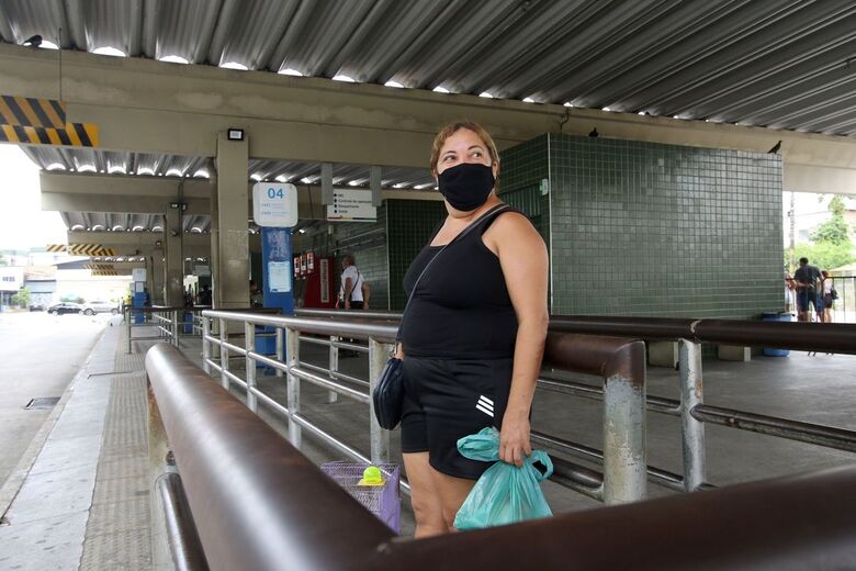Primeiro dia do aumento das passagens de ônibus na Região Metropolitana. Na foto, Denise Alves (cozinheira e usuária do transporte público) em longa espera pelo ônibus no Terminal Integrado da Caxangá. - Foto: Ed Machado/Folha de Pernambuco