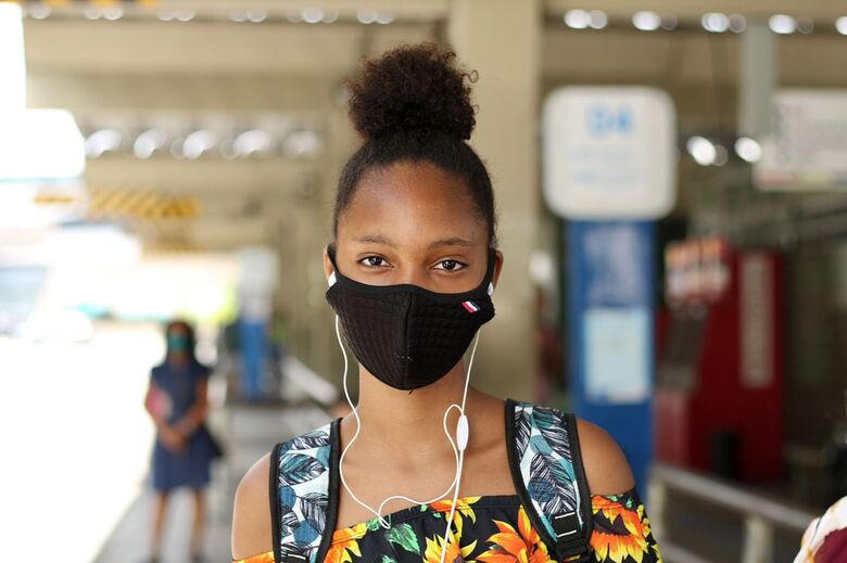Primeiro dia do aumento das passagens de ônibus na Região Metropolitana. Na foto, Luiza Maria (estudante e usuária do transporte público) no Terminal Integrado da Caxangá - Foto: Ed Machado/Folha de Pernambuco