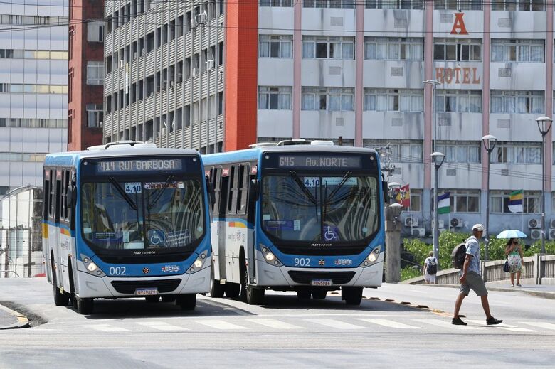 Primeiro dia do aumento das passagens de ônibus na Região Metropolitana. Na foto, ônibus já apresentam novo valor da passagem no pára-brisas. - Foto: Ed Machado/Folha de Pernambuco