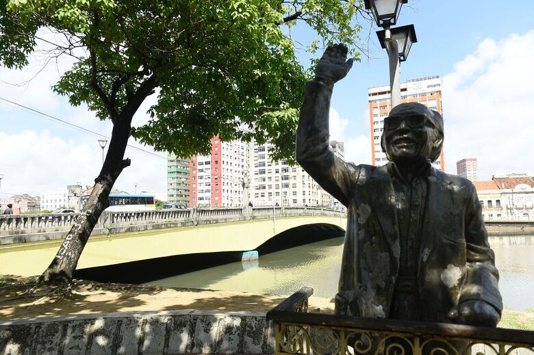 Sem Galo Gigante, ponte Duarte Coelho fica vazia em plena véspera de Sábado de Zé Pereira (Foto: Rafael Furtado/Folha de Pernambuco)