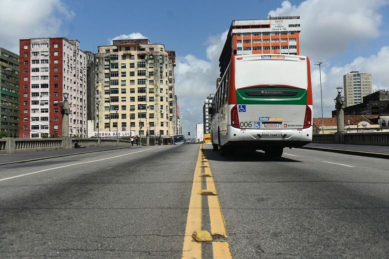 Sem Galo Gigante, ponte Duarte Coelho fica vazia em plena véspera de Sábado de Zé Pereira (Foto: Rafael Furtado/Folha de Pernambuco)