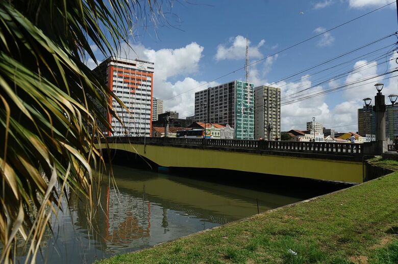 Sem Galo Gigante, ponte Duarte Coelho fica vazia em plena véspera de Sábado de Zé Pereira (Foto: Rafael Furtado/Folha de Pernambuco)