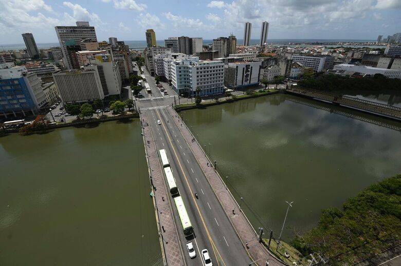 Sem Galo Gigante, ponte Duarte Coelho fica vazia em plena véspera de Sábado de Zé Pereira (Foto: Rafael Furtado/Folha de Pernambuco)