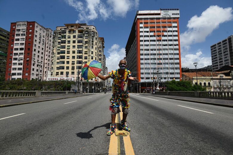 Sem Galo Gigante, ponte Duarte Coelho fica vazia em plena véspera de Sábado de Zé Pereira (Foto: Rafael Furtado/Folha de Pernambuco)