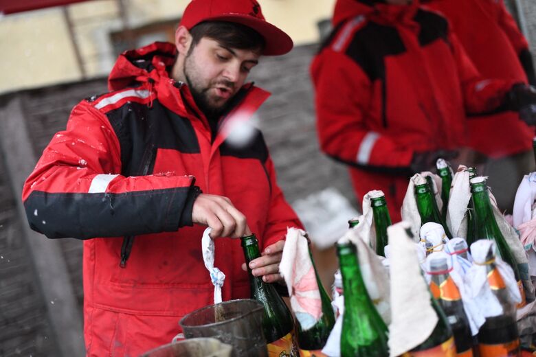 Cervejaria da Ucrânia passam a produzir coquetéis molotov para resistir ao exército russo - Foto: Daniel Leal/AFP