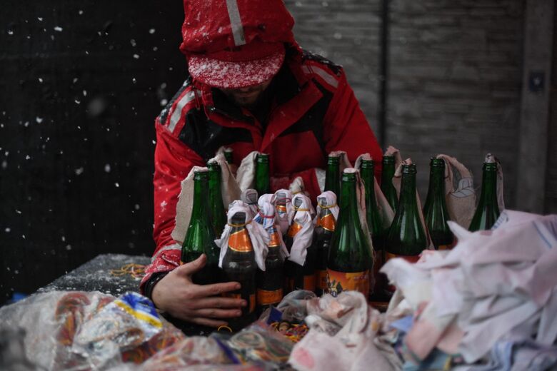 Cervejaria da Ucrânia passam a produzir coquetéis molotov para resistir ao exército russo - Foto: Daniel Leal/AFP